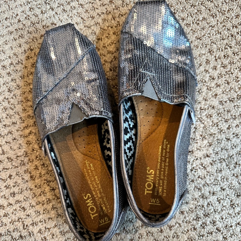 TOMS Glittery Silver Sequined Slip-Ons Size 5 - Picture 2 of 9